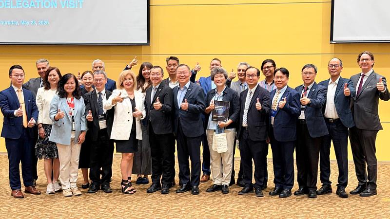 臺灣高教代表團參訪中佛羅里達大學(University of Central Florida, UCF),與UCF代表及在地臺僑企業代表合影,聚焦高教國際合作、工程與半導體研究、新興科技及學生交流等議題。
