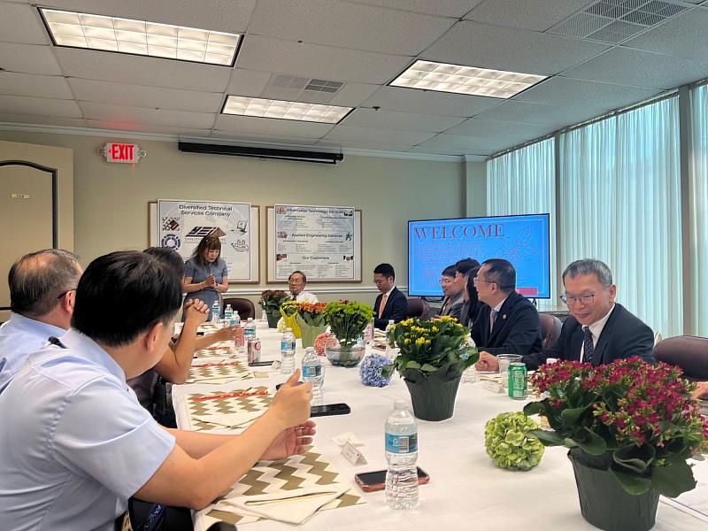 臺灣高教代表團拜會楊氏企業（Yang Enterprises, Inc.），由楊氏企業代表進行歡迎與簡報，介紹其在工程管理、資訊科技、基礎建設及航太相關服務之發展經驗。