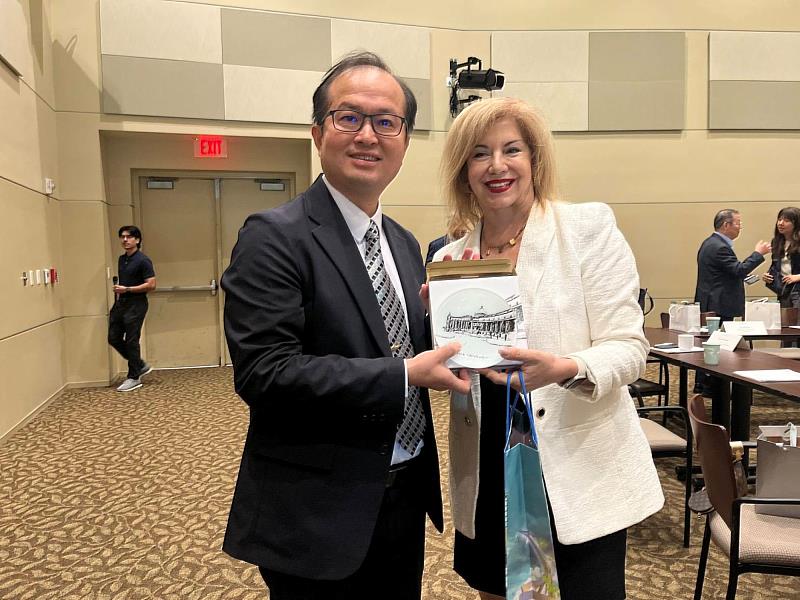 亞洲大學副校長黃俊杰致贈紀念品予UCF副校長Nataly Chandia Ed.D.,象徵雙方透過臺灣高教代表團參訪深化國際教育交流友誼。