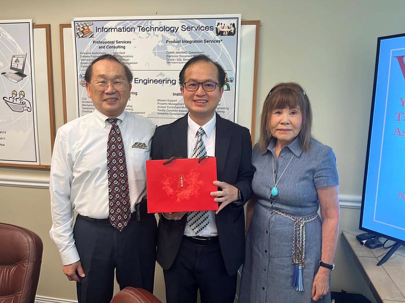 亞洲大學副校長黃俊杰(中)拜會楊氏企業創辦人楊停林博士(左)及楊林麗婉女士(右),並代表亞洲大學致贈紀念品。
