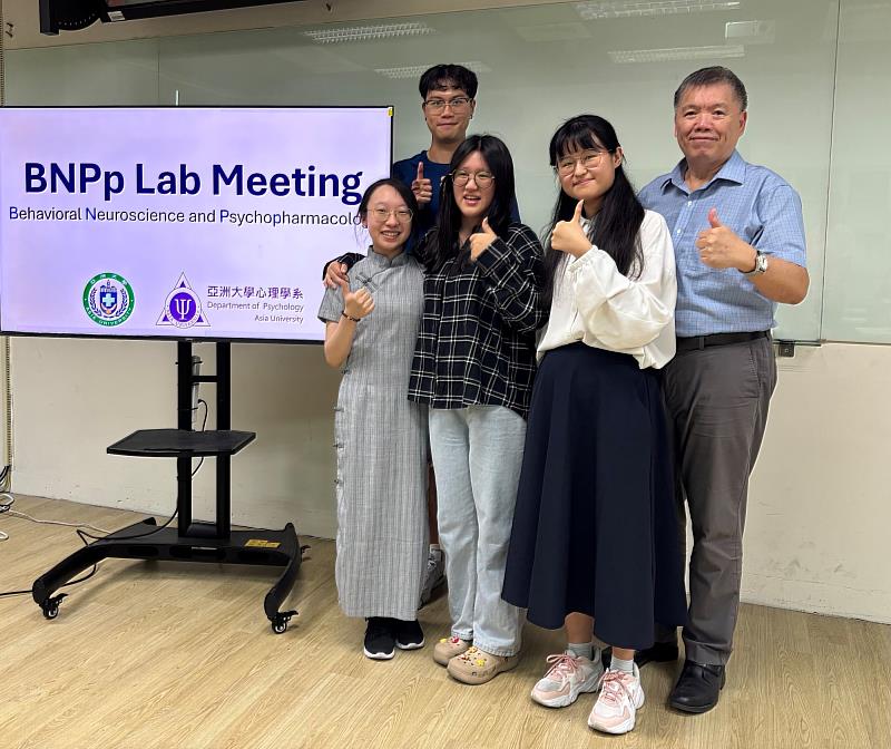 系主任廖瑞銘與實驗室成員合影，慶賀錄取頂尖大學研究所。