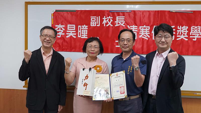 吳同學當日因病住院，協會全體成員特別攜手簽製了一張「安」字集氣卡，為他跨空送去最溫暖的祝福。