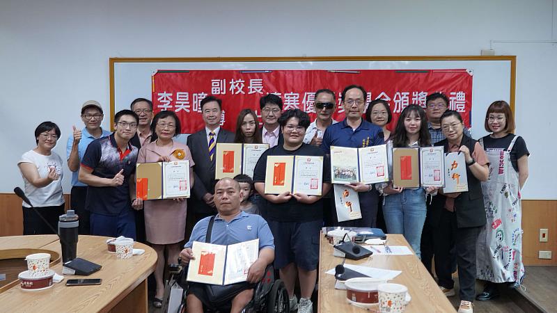 114學年第2學期頒獎典禮，董事長王育文博士（同時為獎學金委員會主任委員）、吳菊校長，以及獲獎學生齊聚一堂，共同見證這份延續多年的善意與祝福，典禮氣氛溫馨感人。