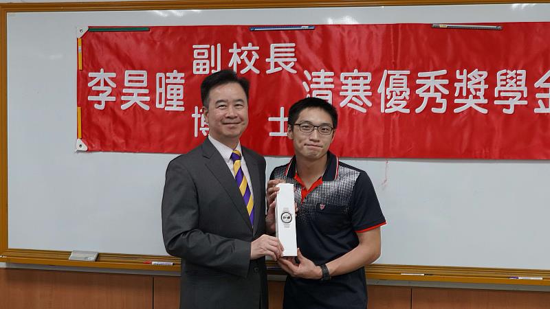 王育文董事長特別準備了知名品牌的防水智慧手錶作為驚喜畢業禮，祝福休運系劉毅景同學在游泳領域續創佳績，也期勉社工系吳詩鋒同學保重身體。