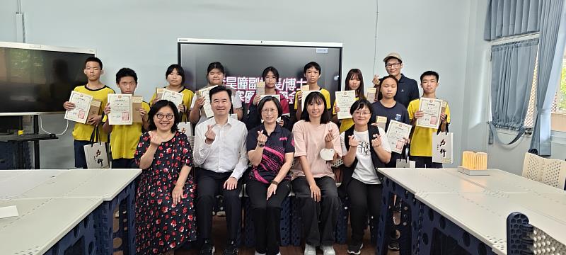 南下雲林頒獎，師長齊聚見證「傳承與堅持」。崙背國中獲獎的同學有廖翊晏、廖依宣、張冠璿、鄭芷若、林佳茵、李怡馨、林琮崴、林喆葦、廖依潔、李明全等10位同學，每人獲頒2千元獎學金、力行書燈與環保水瓶。