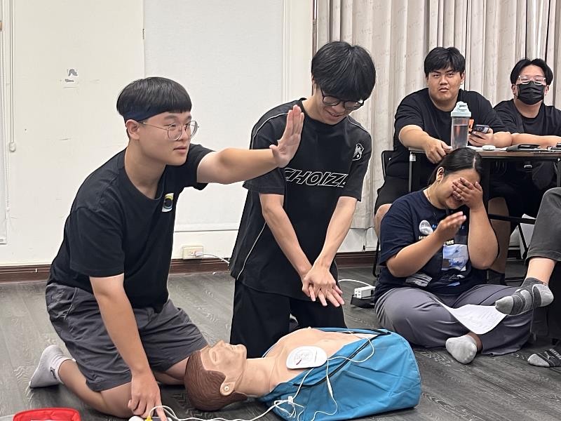 南華大學辦理「防災士培訓課程」，學生進行AED操作演練。
