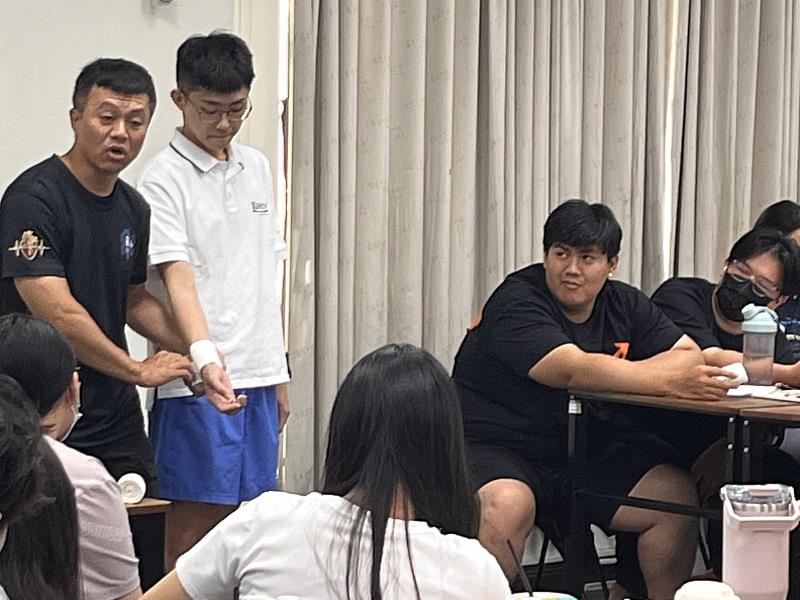 南華大學辦理「防災士培訓課程」，進行傷口包紮操作演練。
