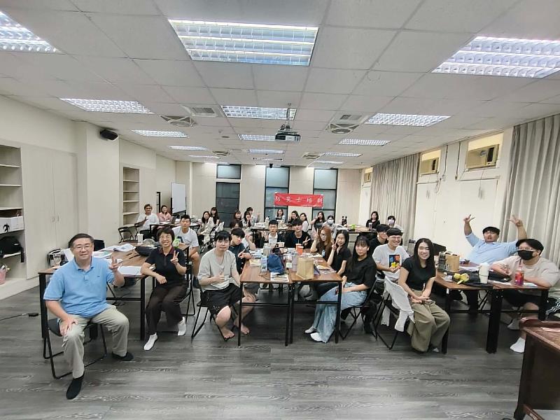 南華大學辦理「防災士培訓課程」，30位學生取得防災士證照，師生合影。