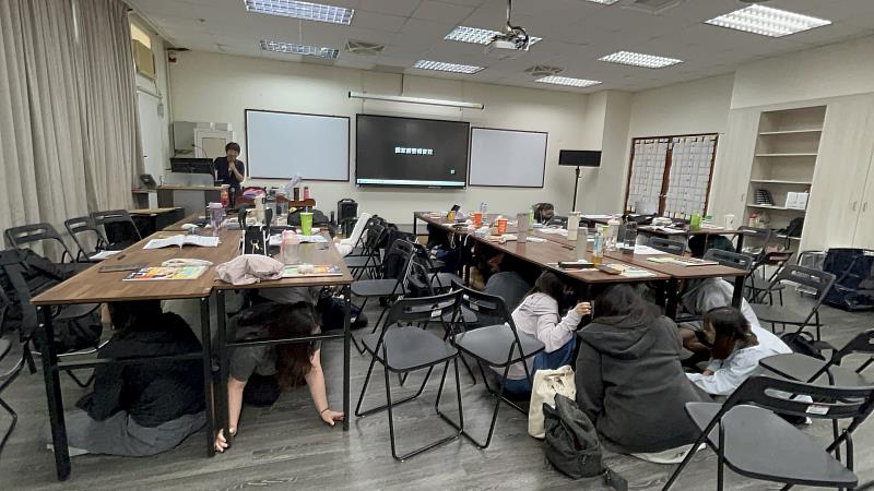 南華大學辦理「防災士培訓課程」，進行地震避難演練。