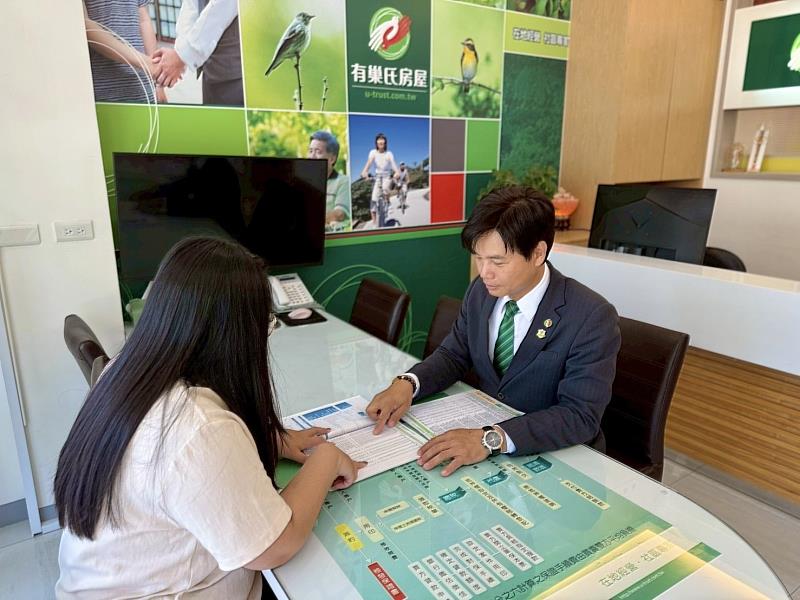 柳坤霖店東(右)堅持資訊透明,無論是國有地續約風險或屋況重大瑕疵,皆在第一時間據實告知客戶。(永慶房產集團提供)