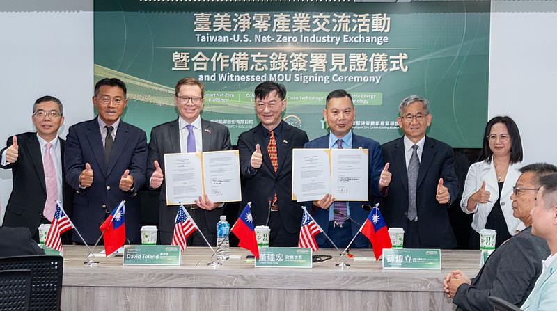 美國堪薩斯州副州長暨商務廳長David Toland（左3）率團來臺，於內政部建築研究所材料實驗中心參訪臺灣彩繪立面光電實證示範場域，並與睿田能源股份有限公司執行長薛煒立（左5）簽署合作備忘錄。
