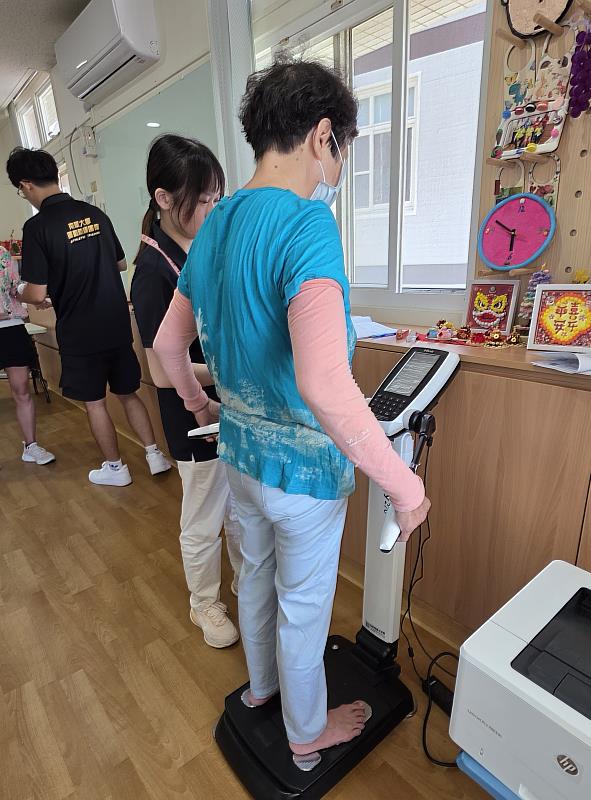南華大學運動學程承辦嘉義縣骨鬆肌少運動營養班，於課前進行體適能與肌力前測。