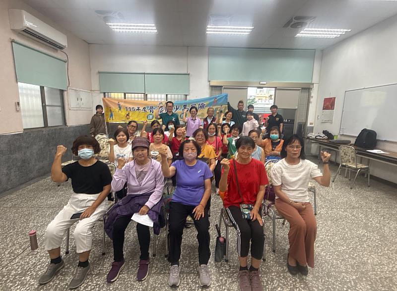南華大學運動學程承辦嘉義縣骨鬆肌少運動營養班，於課前完成體適能與肌力前測，現場大合照。