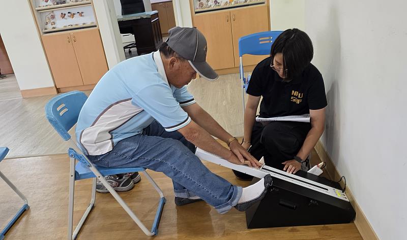 南華大學運動學程承辦嘉義縣骨鬆肌少運動營養班，於課前進行體適能與肌力前測。