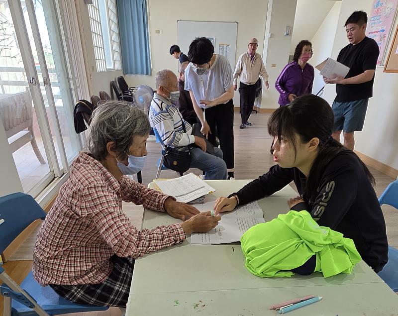 南華大學運動學程承辦嘉義縣骨鬆肌少運動營養班，向學員說明課程內容與運動安全注意事項。