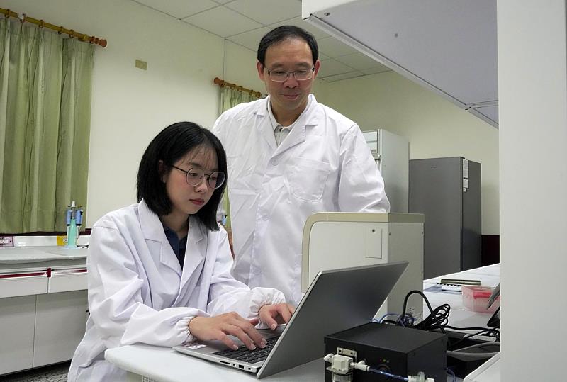 今揭牌的生物化學實驗室讓學生在馬祖即可完成專業實驗操作。