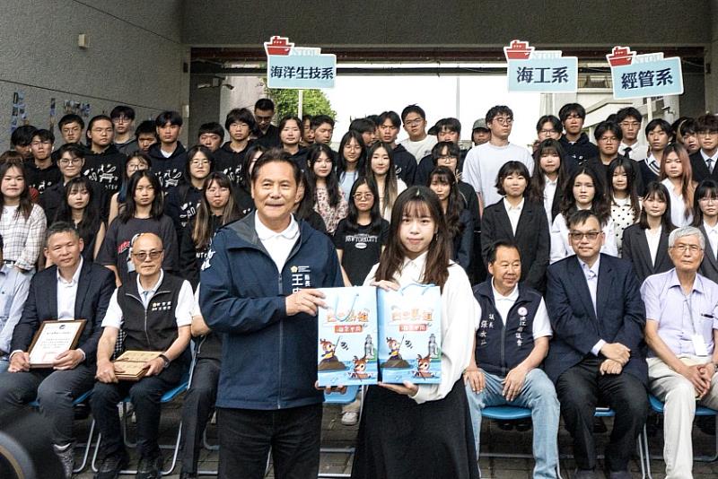 由經管系劉亮均同學代表向縣府及光鼎生技表達謝意。