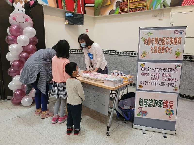 心路早療團隊定期深入偏鄉社區提供早療諮詢與支持服務，陪伴家庭及早發現、及早療育。圖：心路基金會