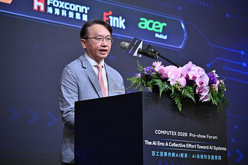 台北市電腦公會理事長陳俊聖開場致詞時指出，從 AI PC、AI Agent 到雲端服務、邊緣運算與垂直應用，AI 已成為產業升級與競爭力重組的核心力量。今年 COMPUTEX 以 AI Together 為主題，代表 AI 的下一階段，不只是模型或算力競賽，更是系統整合、產業落地與生態協作的競賽。換句話說，AI 正從「算力競賽時代」，進入「系統價值時代」。