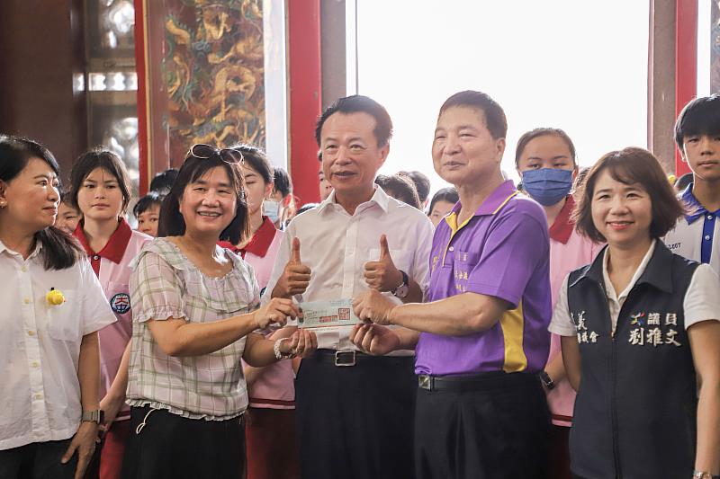 嘉義溪口天臺殿頒獎學金鼓勵優秀學子，13校99名畢業生受惠-4