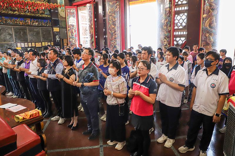 嘉義溪口天臺殿頒獎學金鼓勵優秀學子，13校99名畢業生受惠-3