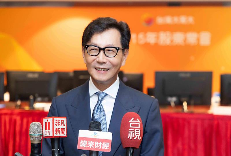 台灣大哥大董事長蔡明忠表示,AI正在加速電信產業價值競爭,從基礎設施與連結服務提供者,走向支撐AI應用、企業升級與社會韌性的關鍵創造者;台灣大持續以Telco+Tech戰略引領轉型,在三大引擎協同驅動下,114年EBITDA創歷史新高、營業利益及稅後淨利分別寫下14年及9年新高,EPS為近7年最佳。