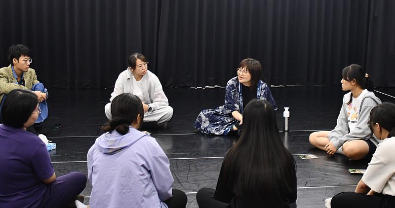 南華大學文學系舉辦戲劇工作坊，林嘉俐講師與學員交流分享表演技巧。