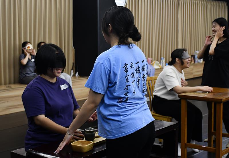 南華大學文學系舉辦戲劇工作坊，透過蒙眼方式，引導學員探索內在情緒，感受情境氛圍。