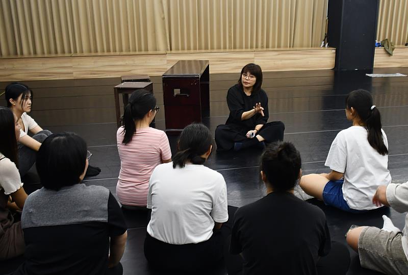 南華大學文學系舉辦戲劇工作坊，邀請藝人林嘉俐蒞校指導，帶領學生開啟感官創作之旅。