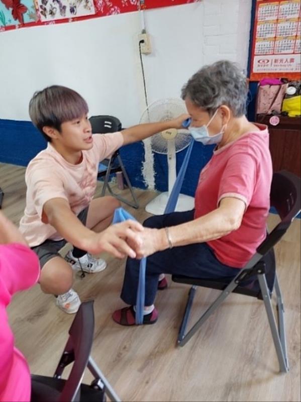 透過運動指導實作，學生將專業知識帶入社區，促進長者健康與世代共融。