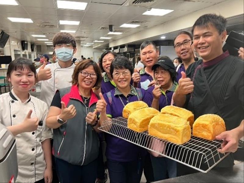 透過特色料理實作與美食互動，深化青銀共學與地方連結，計畫主持人陳淑貞院長(左3)與學員合影