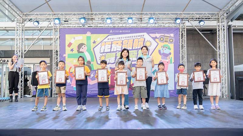 市長高虹安與「拒菸好棒棒暨食在好健康」繪畫與著色比賽獲獎學生合影。