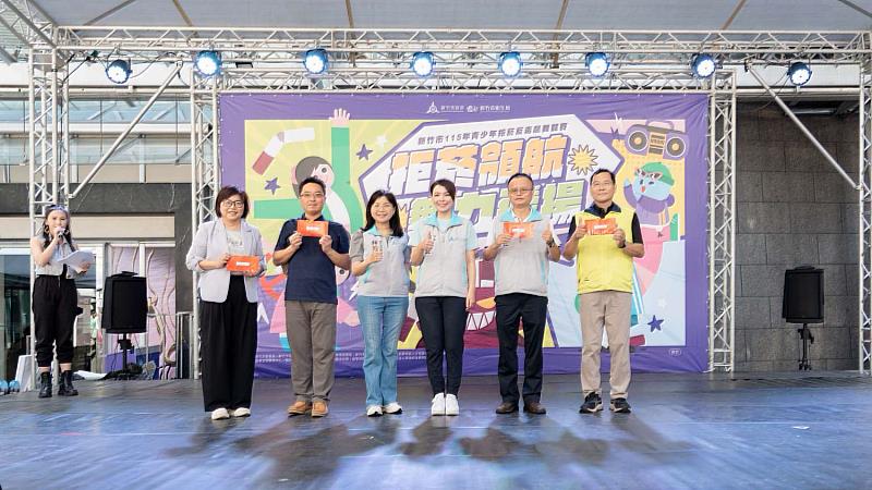 市長高虹安與「拒菸好棒棒暨食在好健康」繪畫與著色比賽獲獎學校代表合影。