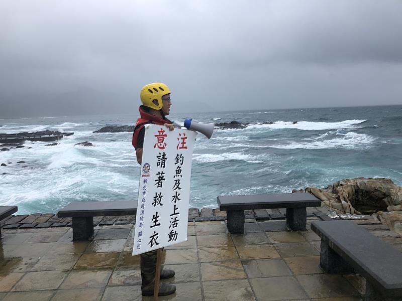 切勿貿然下水或前往不熟悉的水域環境。活動時應結伴同行，確實檢查裝備，並隨時留意海流、潮汐及天氣變化。若身體不適或海況不佳，應立即取消行程。
