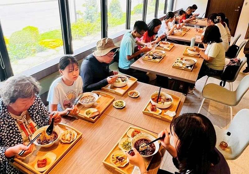 呼應環保理念的蔬食餐點，讓參與者實踐友善地球的生活。（靈鷲山佛教教團提供）
