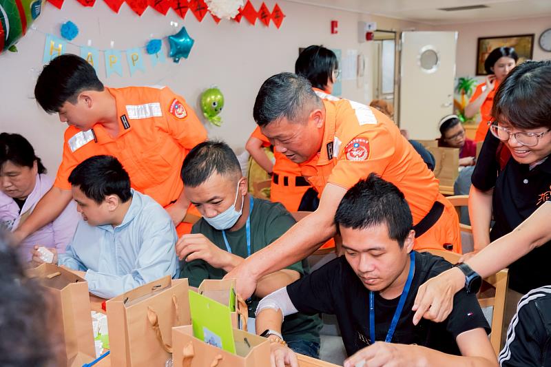 海巡人員帶領院生完成帆船積木組合