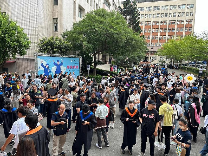 會場外畢業生與親友合影留念