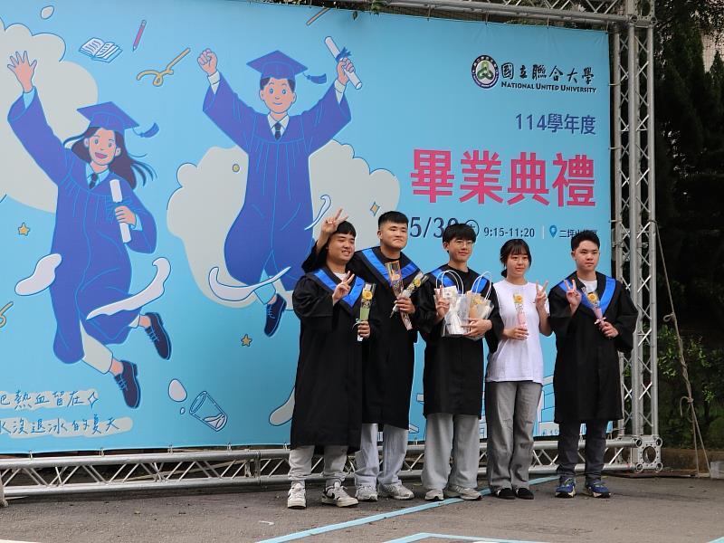 畢業生與親友合影留念