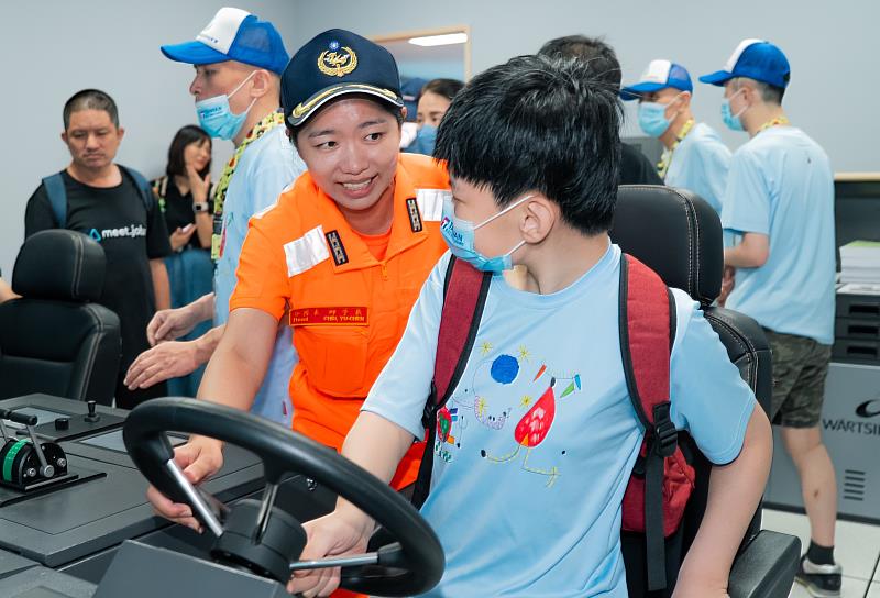 駕駛台參觀及體驗操船模擬機
