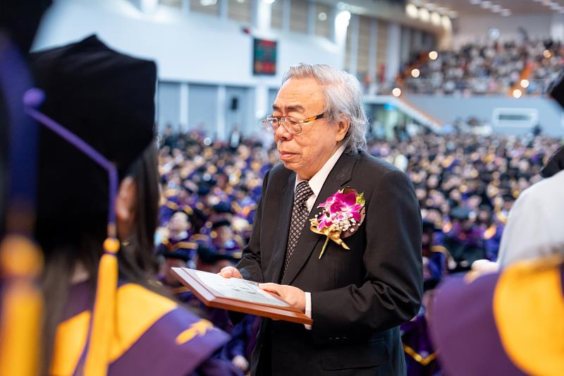 王文淵董事長親臨長庚大學畢業典禮會場，慶賀全體畢業生邁入新旅程。