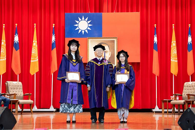 湯校長(圖中)頒發畢業生代表榮譽獎給醫技系陳珮暄同學(圖左)及生醫所Amelia Dreesa同學(圖右)。