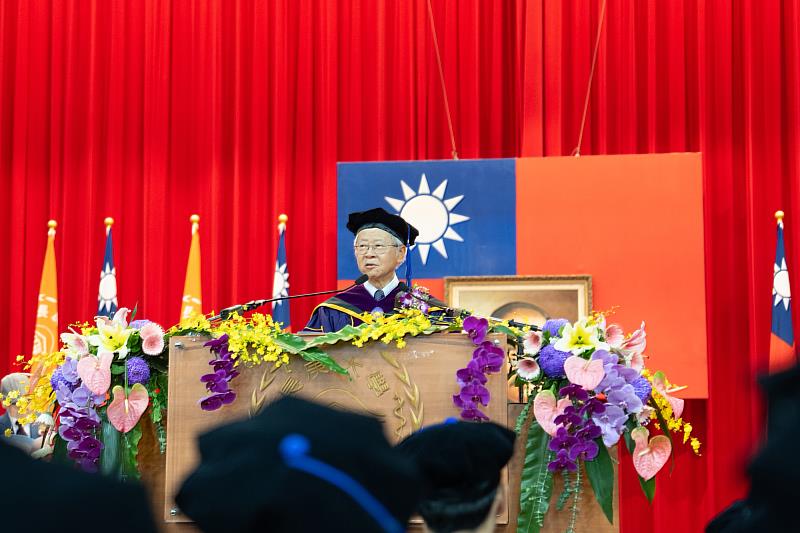 湯明哲校長期勉畢業生抓住機會，做出改變。