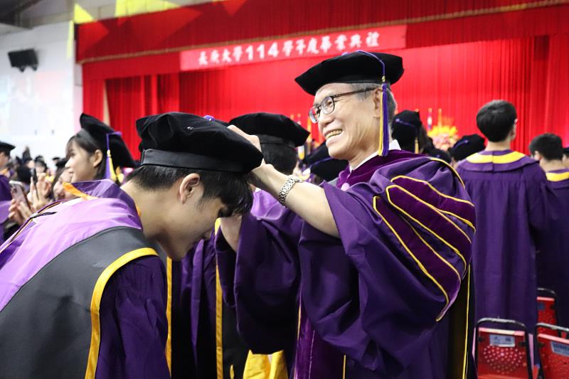 畢業生接受師長撥穗祝福。