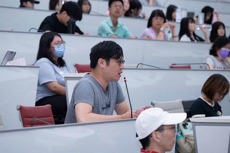 問答環節，多位與會者提問，現場討論熱列。（圖／淡江大學提供）
