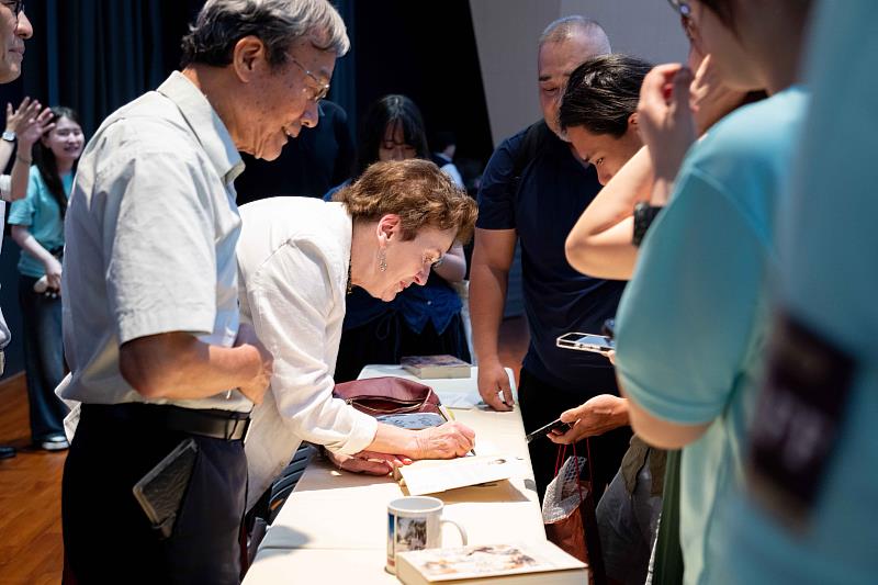 演講後,現場師生帶著 Prof. Dame Linda Colley 的著作,依序索取簽名,互動氣氛熱絡。(圖/淡江大學提供)