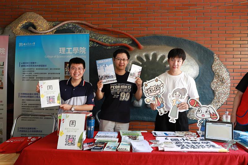 南大教務處於阿勃勒節設置招生資訊專區，提供高中生深入了解各學系特色與升學資訊，體驗南大優質學習環境。