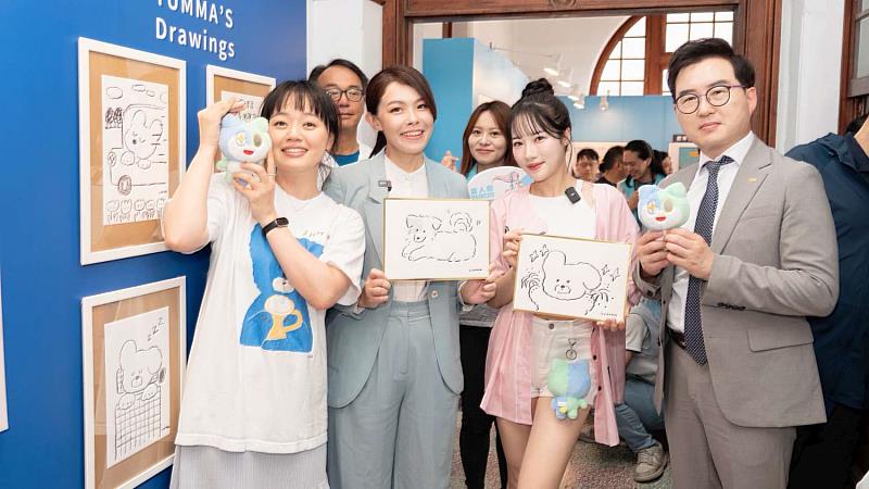 韓國繪師Yumma(左一)贈送手繪之邊牧犬照片予市長，並與MINGO及韓國光州觀光公社本部長朴準永先生(右一)合影