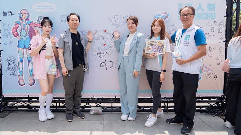 左起MINGO、柯南繪師「小幡公春」、高虹安市長、民政處施淑婷處長、李國璋議員於簽繪牆合影