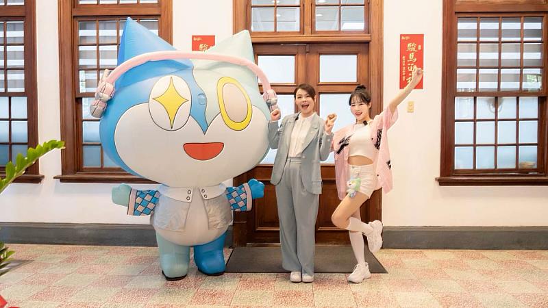 高虹安市長帶著漫人祭代言人「HSIN喵」與台鋼雄鷹啦啦隊員MINGO一起開箱漫人祭