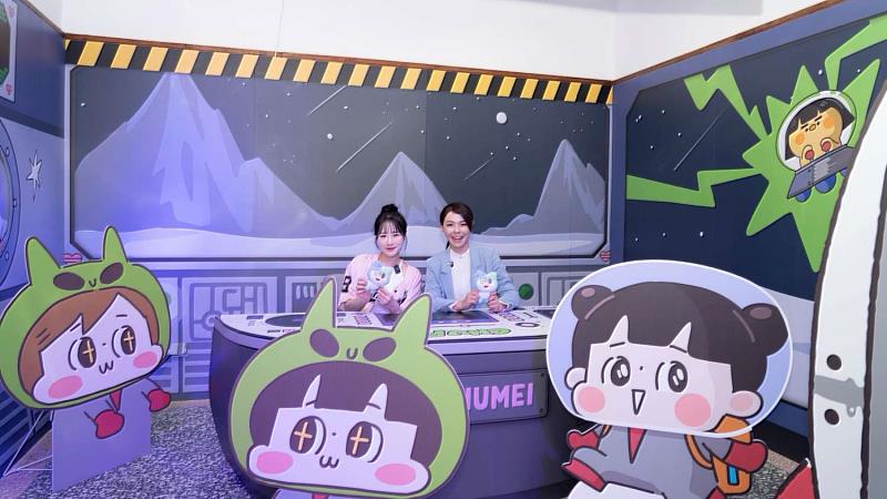 高虹安市長與MINGO在啾啾妹的展區體驗外太空實境